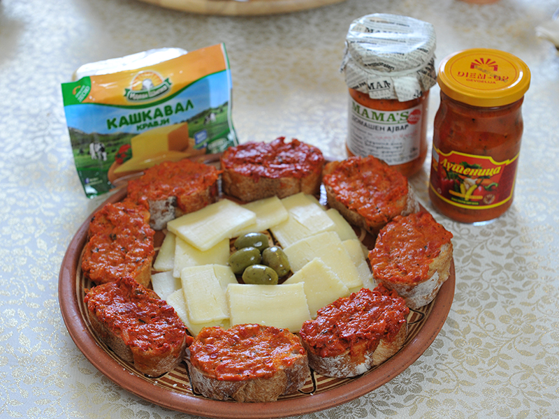 アイバルは、マケドニアの伝統的な製法により作られる100％植物性由来のパプリカペースト。長い冬のための保存食で晩夏から初秋にかけて作られる。チーズとも合う。